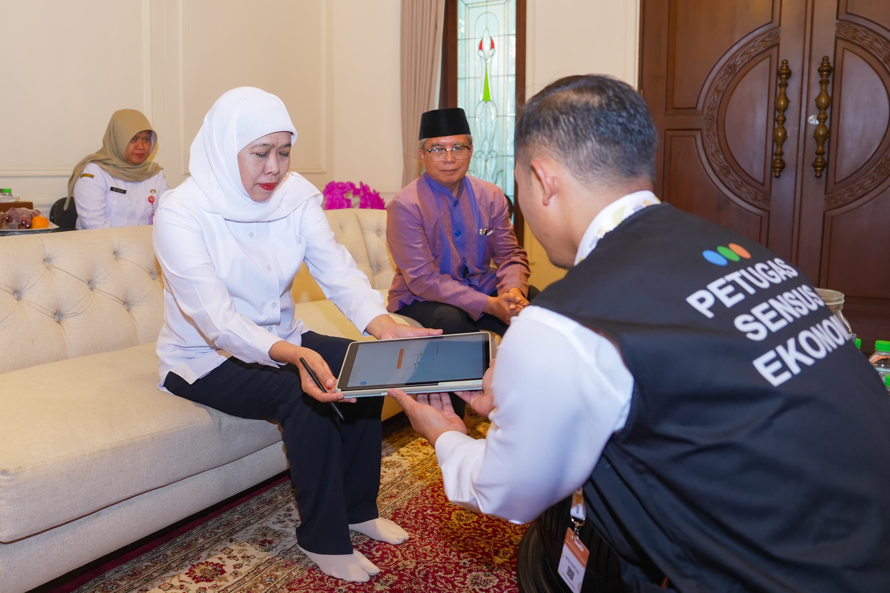 Didatangi Petugas BPS di Rumah, Gubernur Khofifah Ikut Didata Sensus Ekonomi 2026