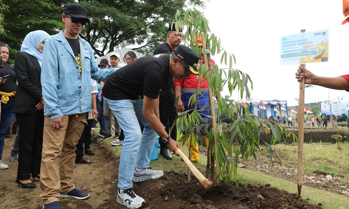 Peringati Hari Pahlawan, Wali Kota Wahyu Tanam 1.000 Pohon Durian di Wonokoyo