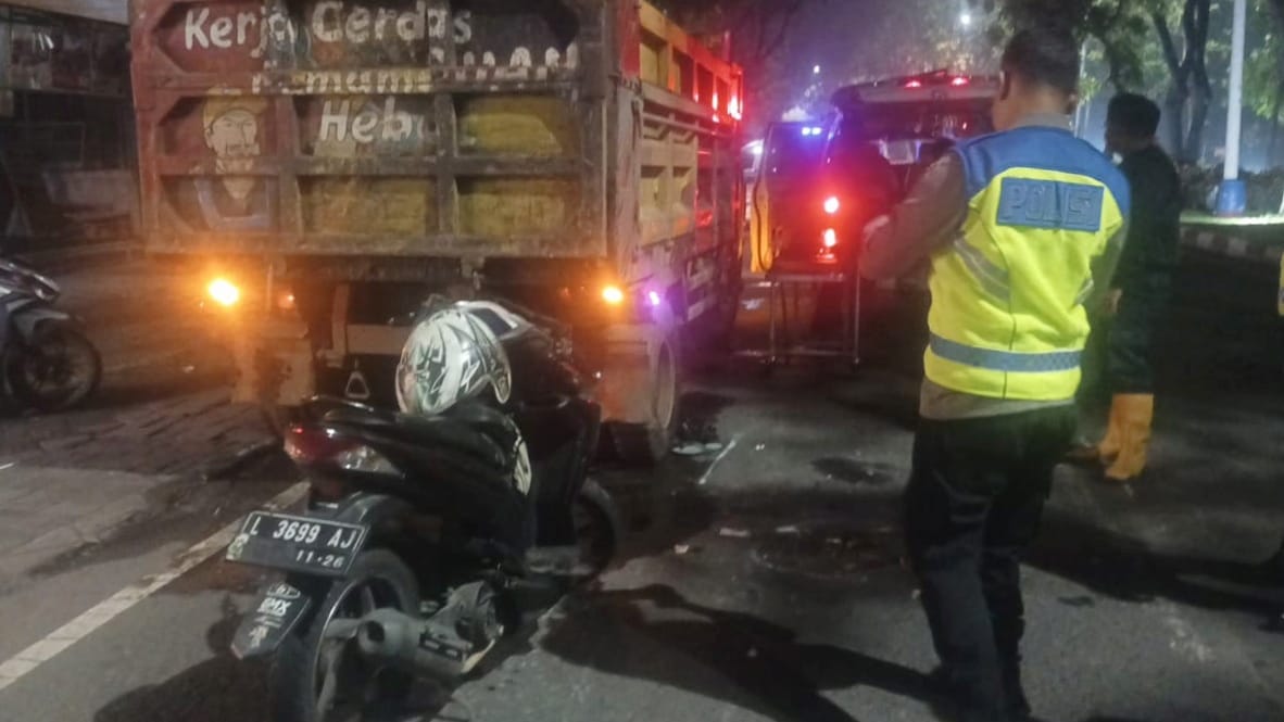 Pemotor Vario Tewas Hantam Truk Parkir di Merr Ternyata Berkendara Sambil Lihat HP