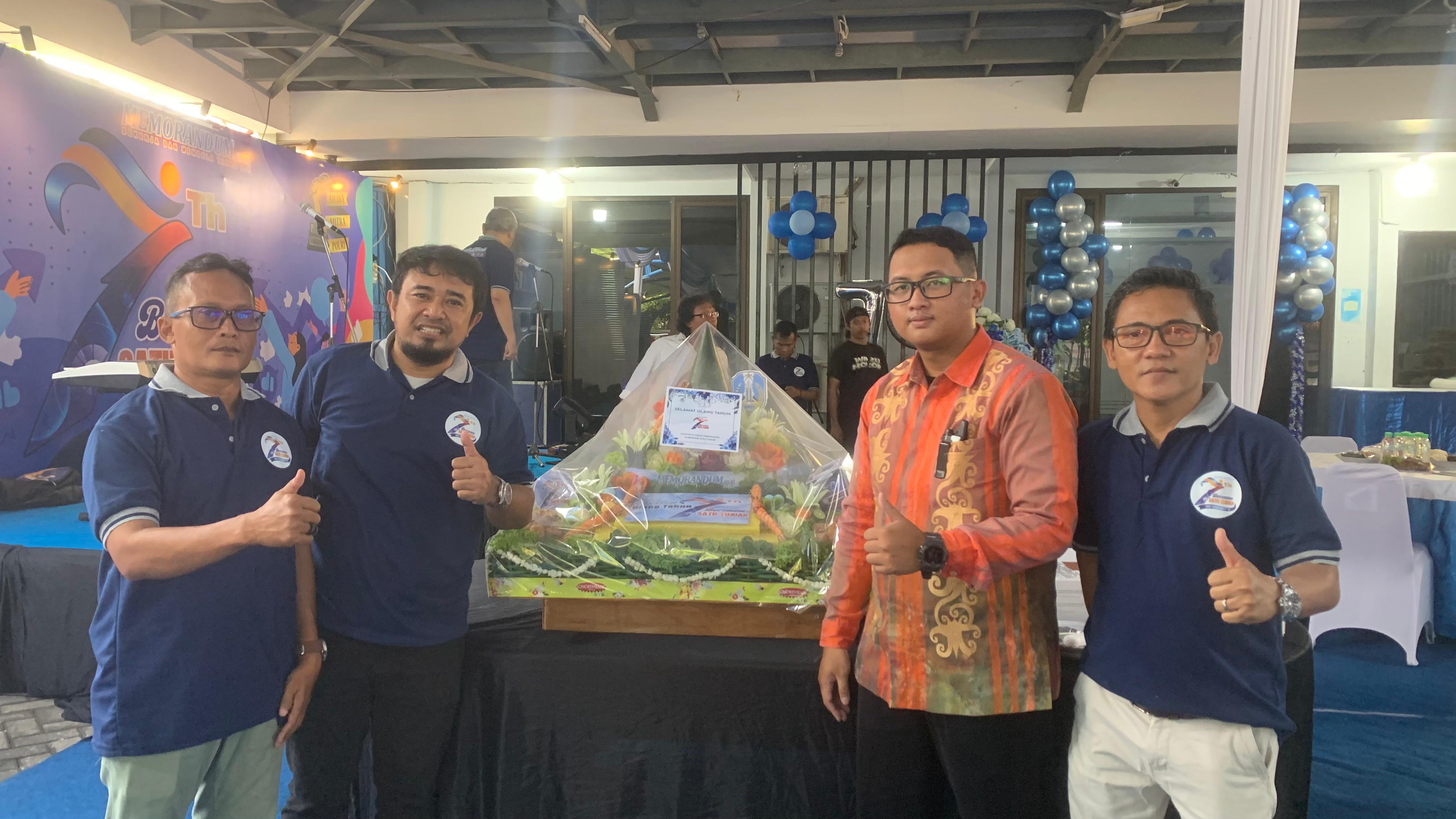 Gubernur Khofifah Beri Tumpeng Megah di HUT Ke-7 memorandum.disway.id