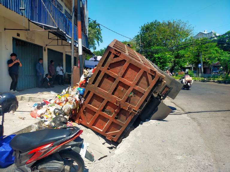 Terperosok ke Saluran Air, Truk Sampah Pemkot Surabaya Terguling di Pecindilan