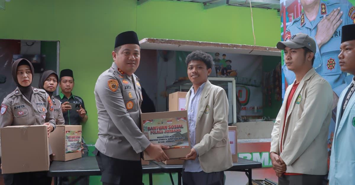 Bentuk Kepedulian, Keluarga Besar Polres Jombang Beri Bansos Mahasiswa Aceh, Sumut, dan Sumbar