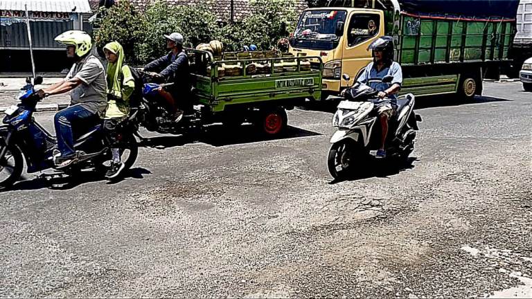 Kondisi Jalan Nasional Lumajang-Turen di Sukodono Membahayakan Pengendara Jelang Mudik