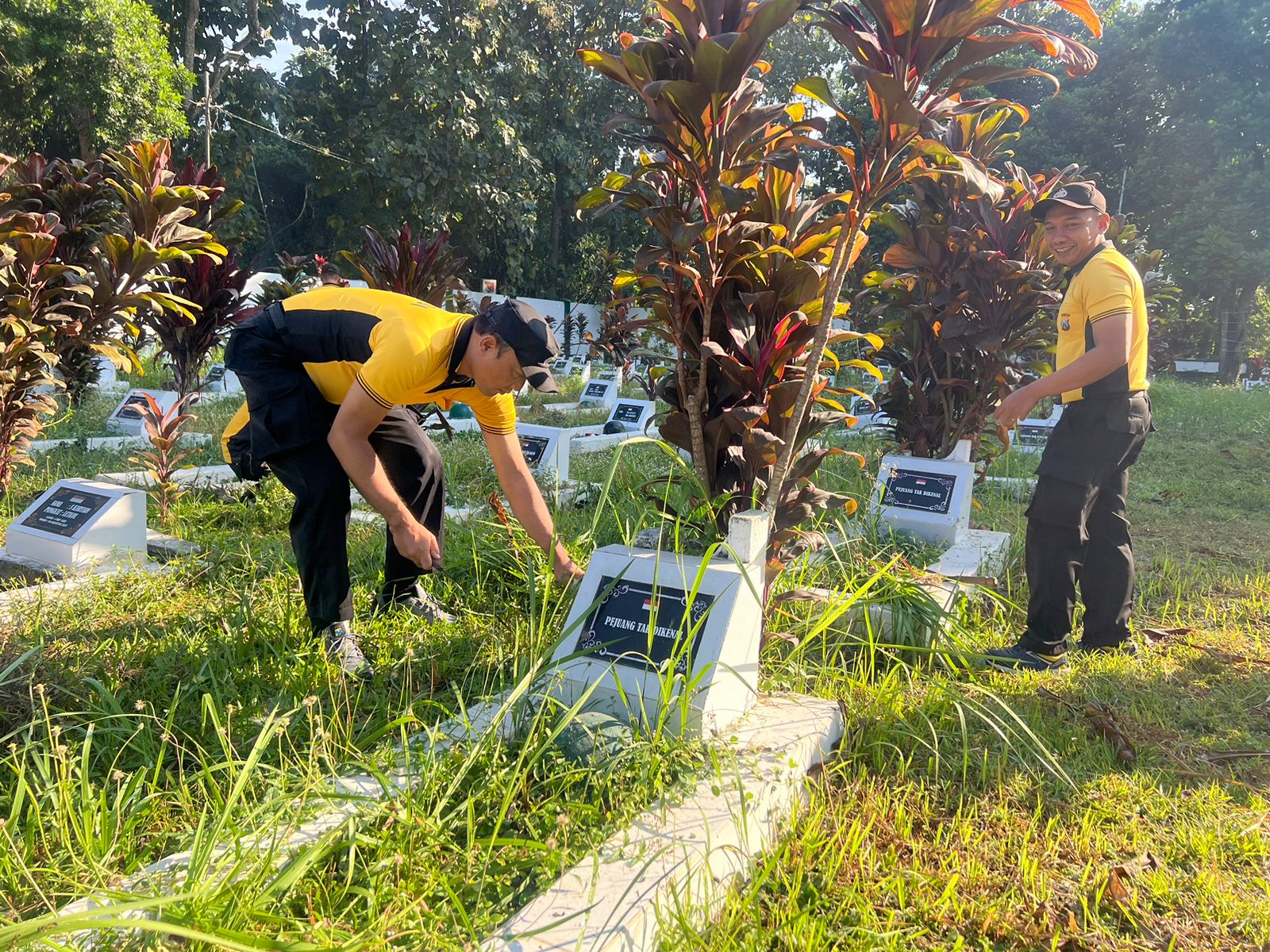 Sambut Hari Bhayangkara Ke-78, Polres Malang Bersih-bersih TMP Prayuda Nirwana