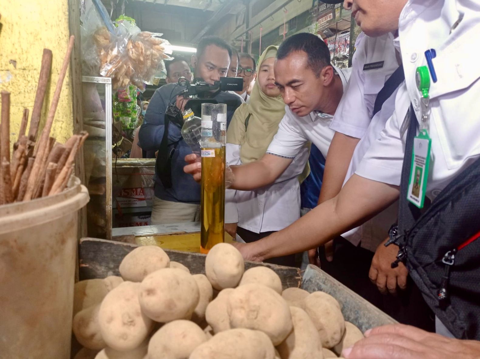 Sidak Pasar Tradisional, Satgas Pangan Polrestabes Surabaya Temukan Kecurangan Volume Minyakita 