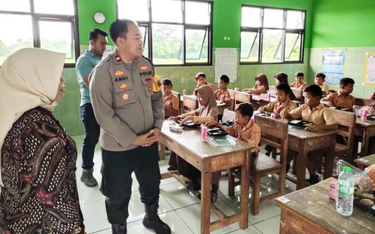 Polres Bangkalan Gelar Makan Siang Bergizi di SDN Kramat 1