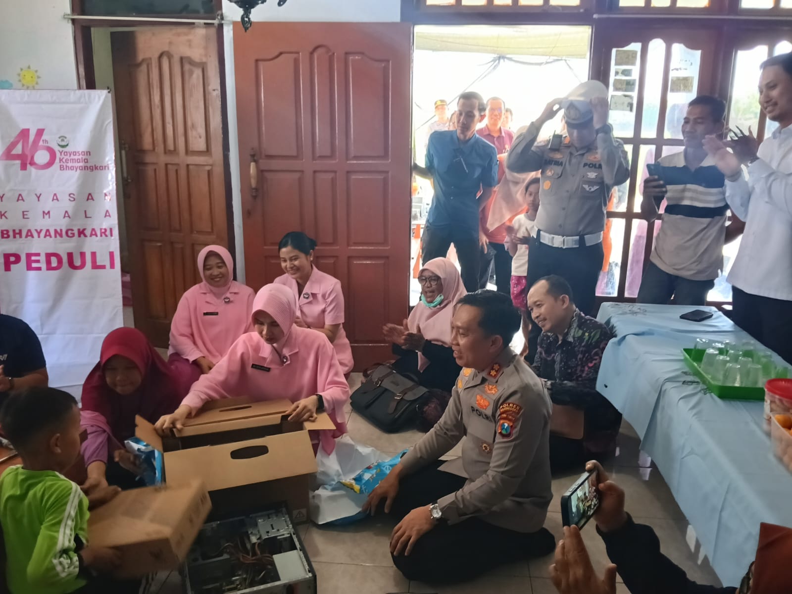 Kapolres Bojonegoro Beri Hadiah Laptop ke Daffa Bocah Jenius Asal Kecamatan Dander 