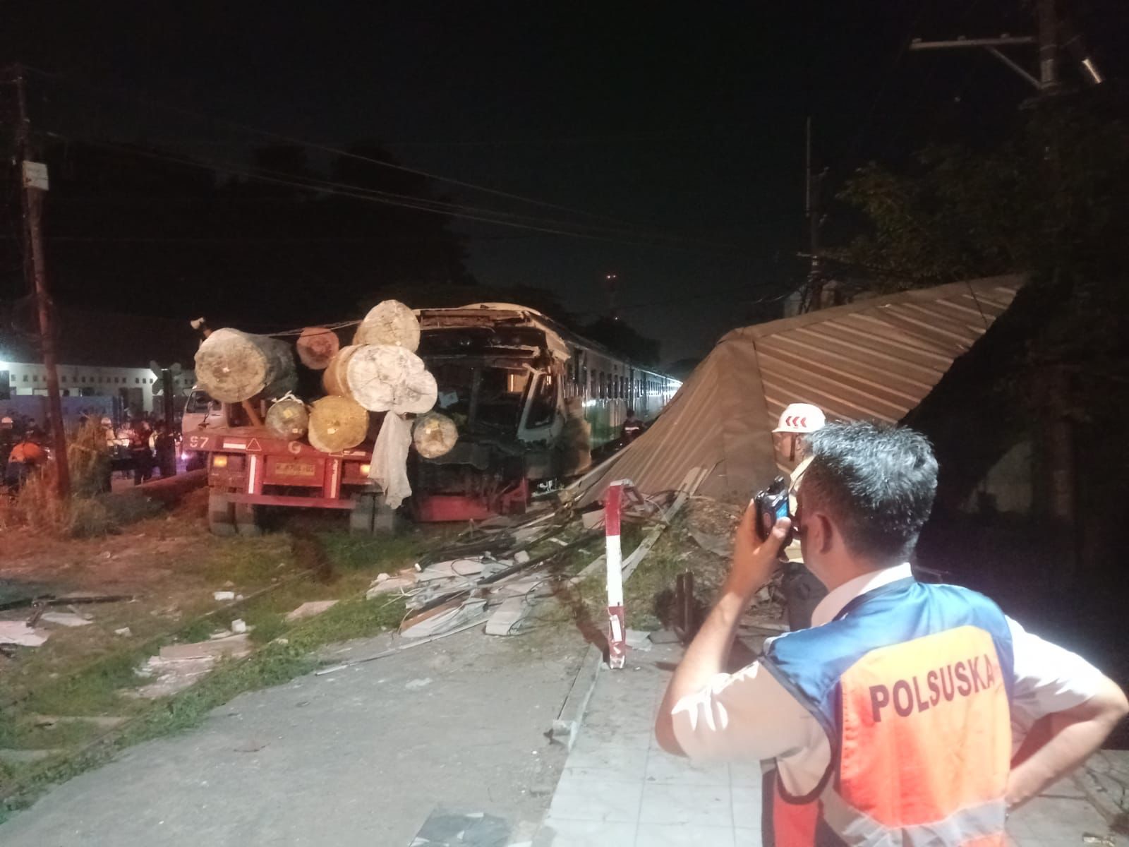 Pengakuan Sopir Truk yang Tabrakan dengan KA Jenggala: Pandangan Terhalang Warung 