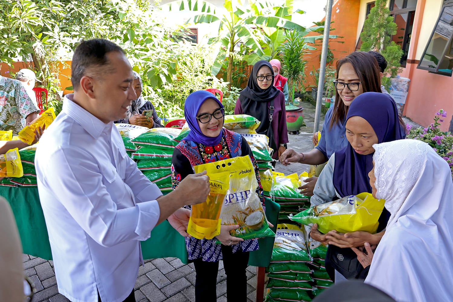 Warga Serbu Pasar Murah Surabaya, Wali Kota Eri Pastikan Tambah Pasokan Bulog dan Berbagi Sembako Gratis