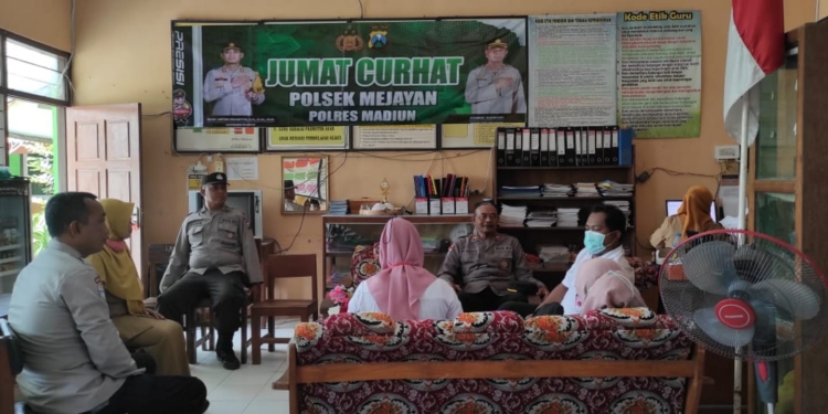 Polsek Mejayan Gelar Jumat Curhat di SDN Darmorejo 01