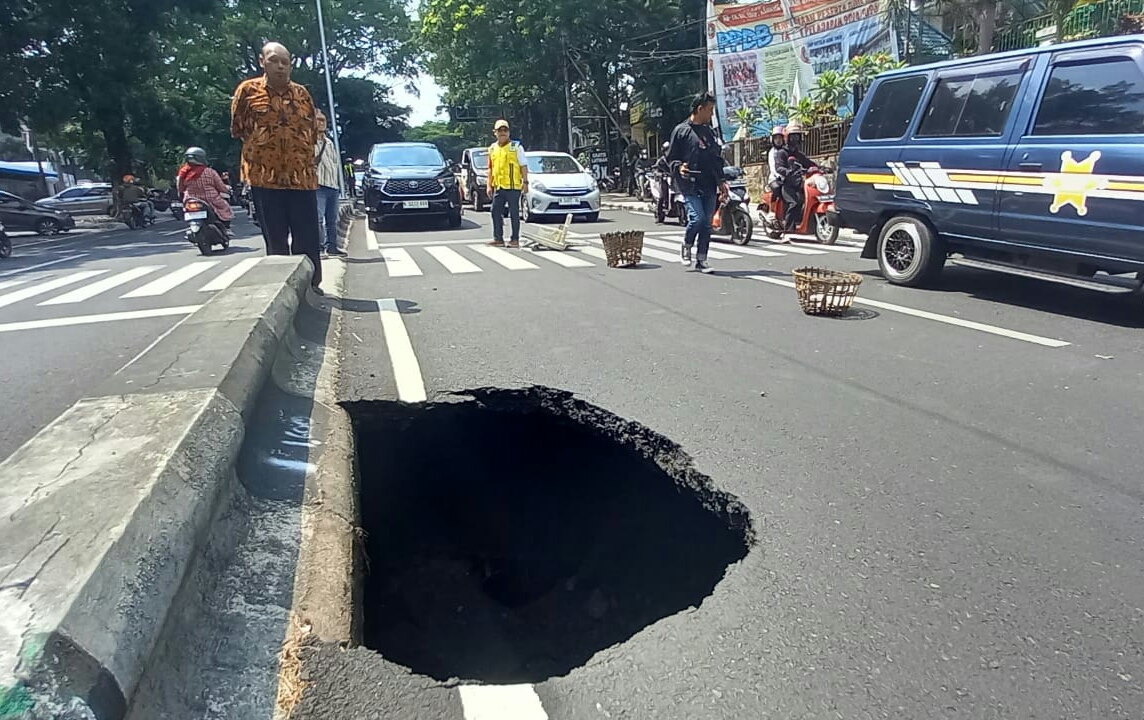 Ruas Jalan Bandung, Kota Malang Tetiba Amblas 5 Meter