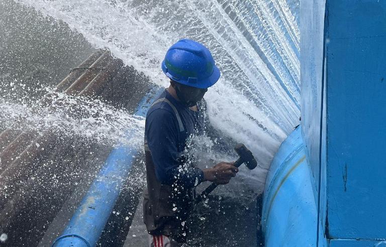 Pipa PDAM Jebol di MERR Surabaya, Semburan Air 2 Meter hIngga Rendam Jalan