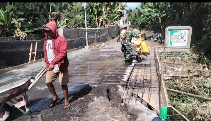 Babinsa Kalibendo Bersama Warga Gotong Royong dalam Kegiatan Pelebaran Jembatan Dusun Karang Anyar