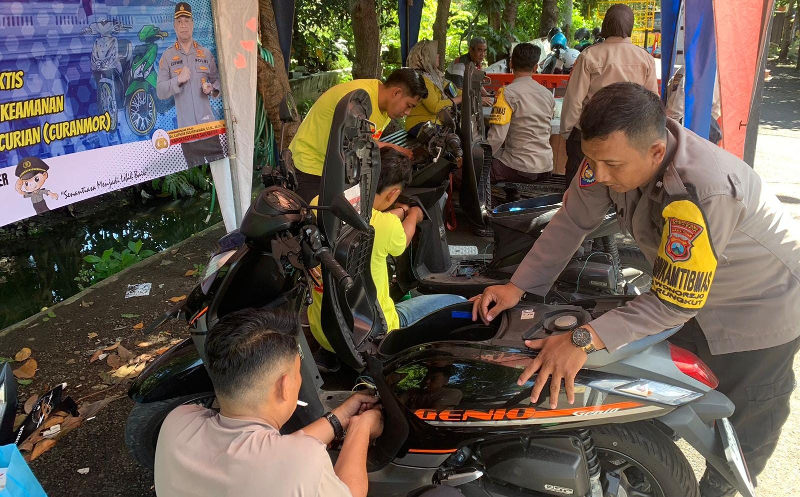 Persempit Ruang Gerak Maling, Polsek Rungkut Pasang Alarm Motor Gratis untuk Warga