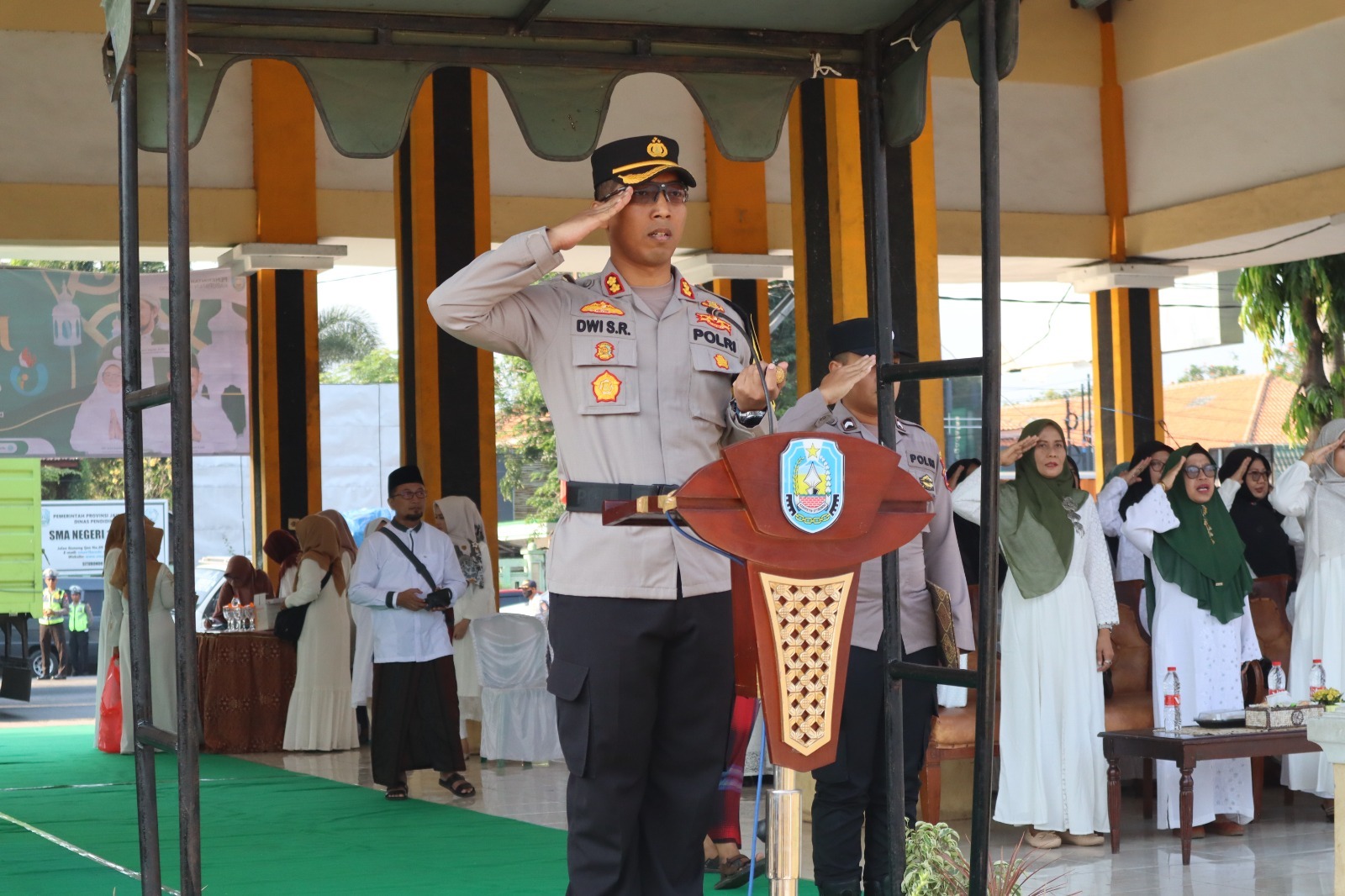 Pimpin Apel Hari Santri Nasional di Alun-Alun Besuki, Kapolres Situbondo Apresiasi Pemkab Pecahkan Rekor MURI