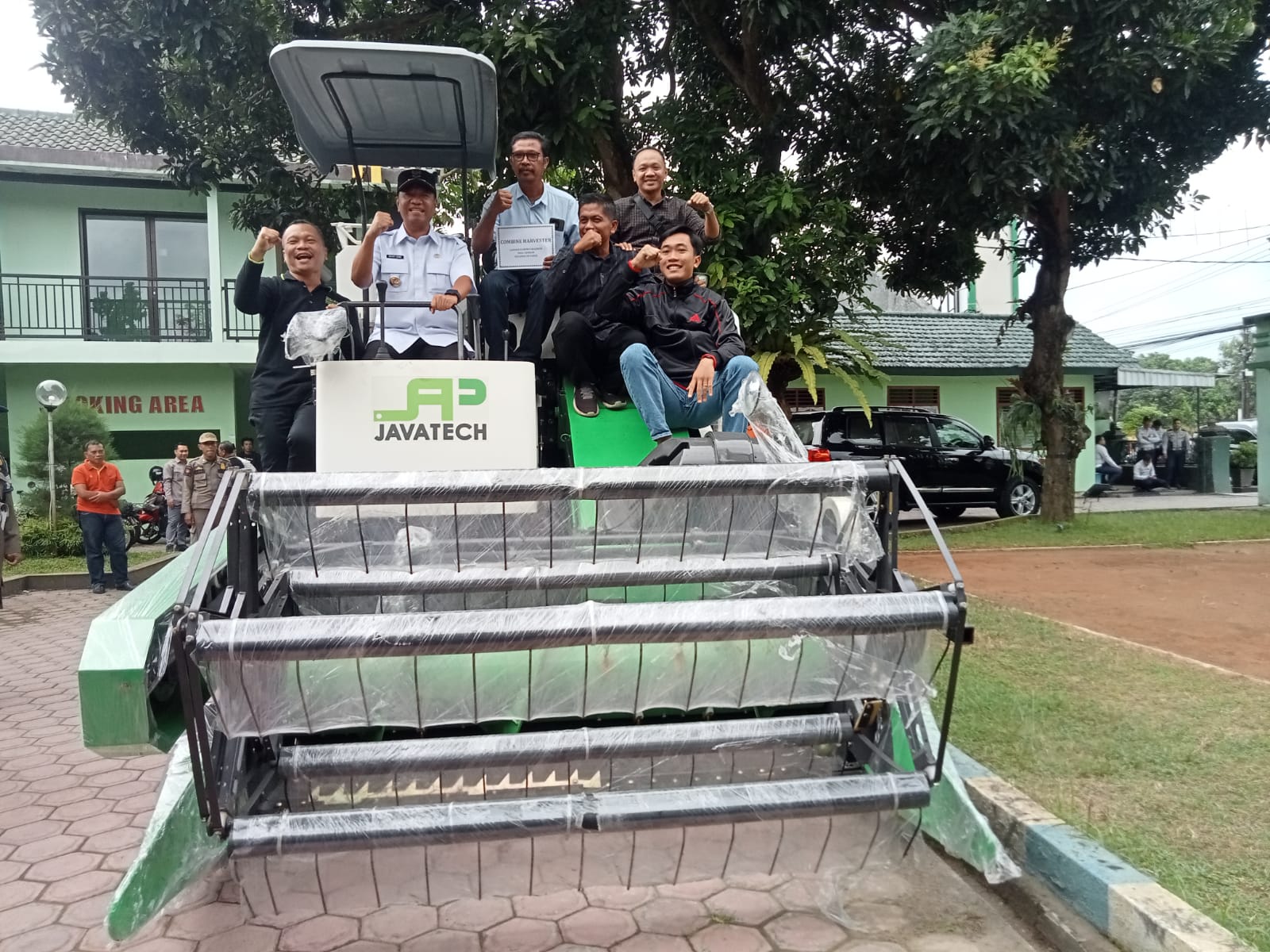  Bupati Gatut Sunu Berikan Bantuan Alat Pertanian, Jangan Dipindah Tangan, Harus Dimanfaatkan Petani   