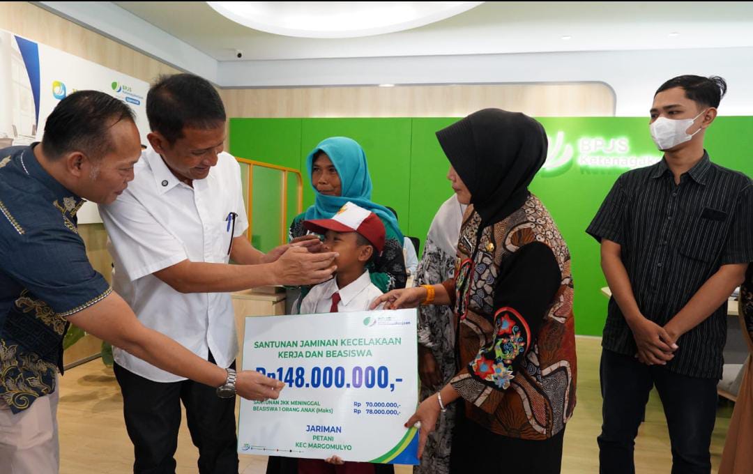 Pemkab Bojonegoro dan BPJS Ketenagakerjaan Kolaborasi Serahkan Jaminan Sosial ke Pekerja Rentan