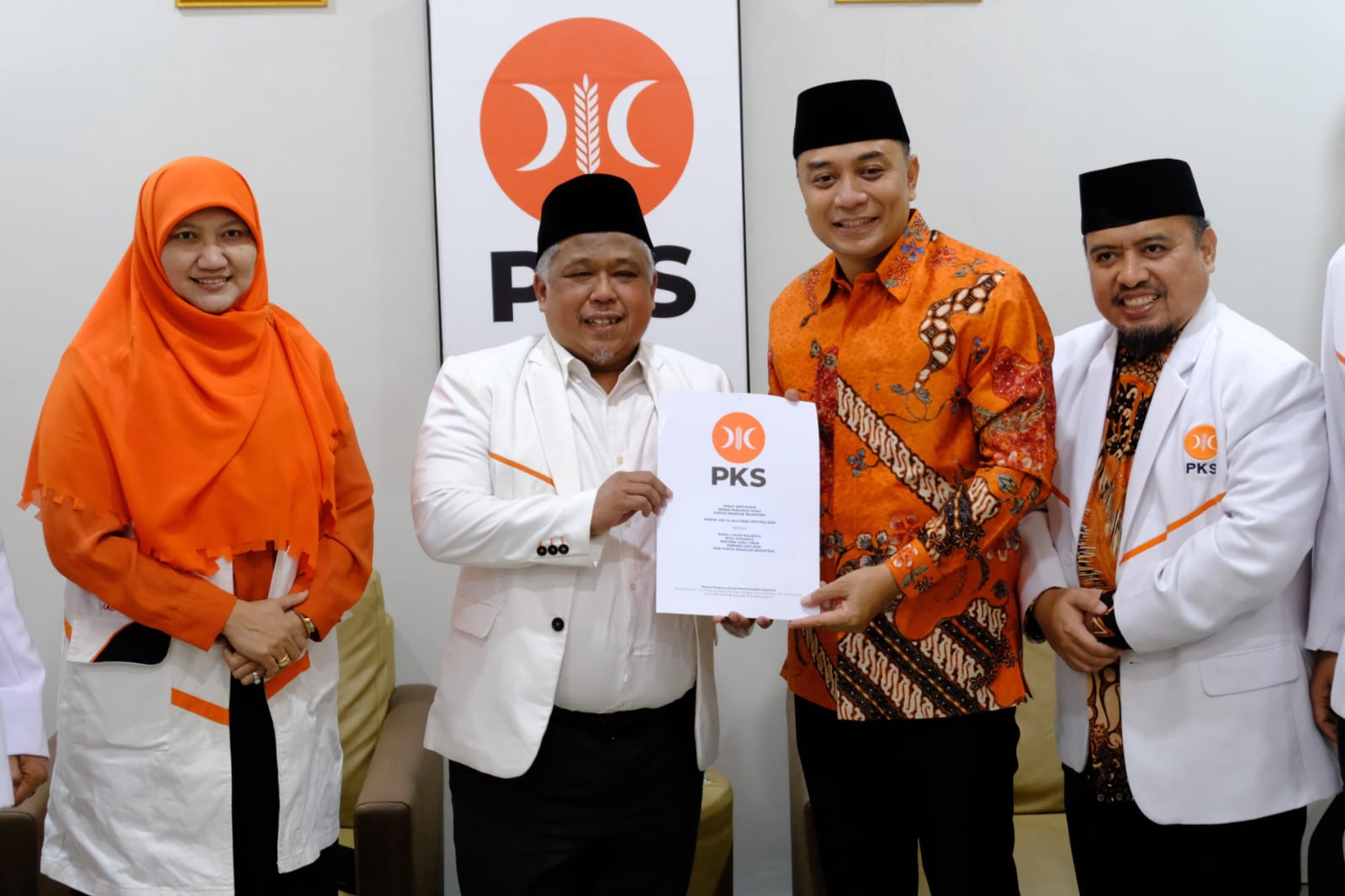 PKS Jatim Serahkan SK DPP untuk Eri Cahyadi Cawali Surabaya dan Hanindhito Cawali Kota Kediri