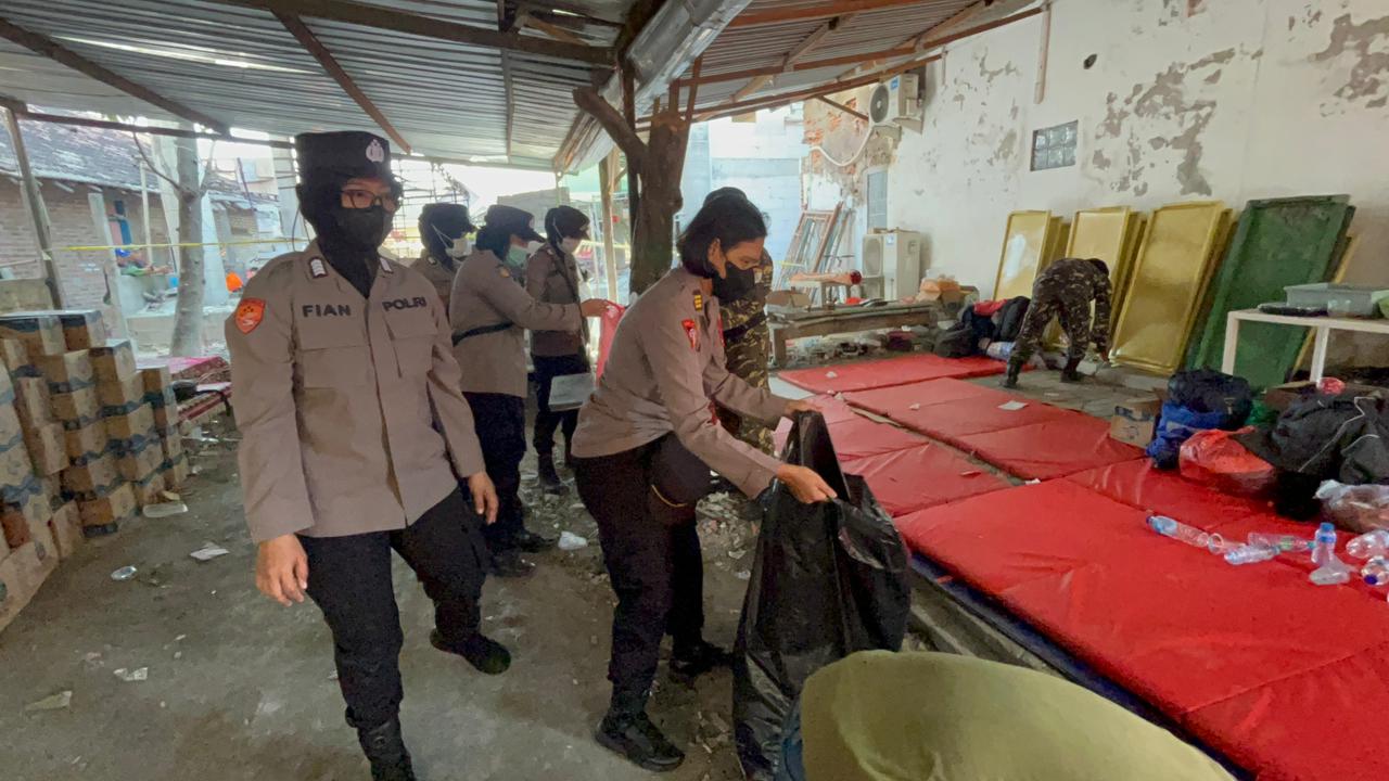 Polwan Sidoarjo Peduli Kebersihan Posko Ponpes Al Khoziny