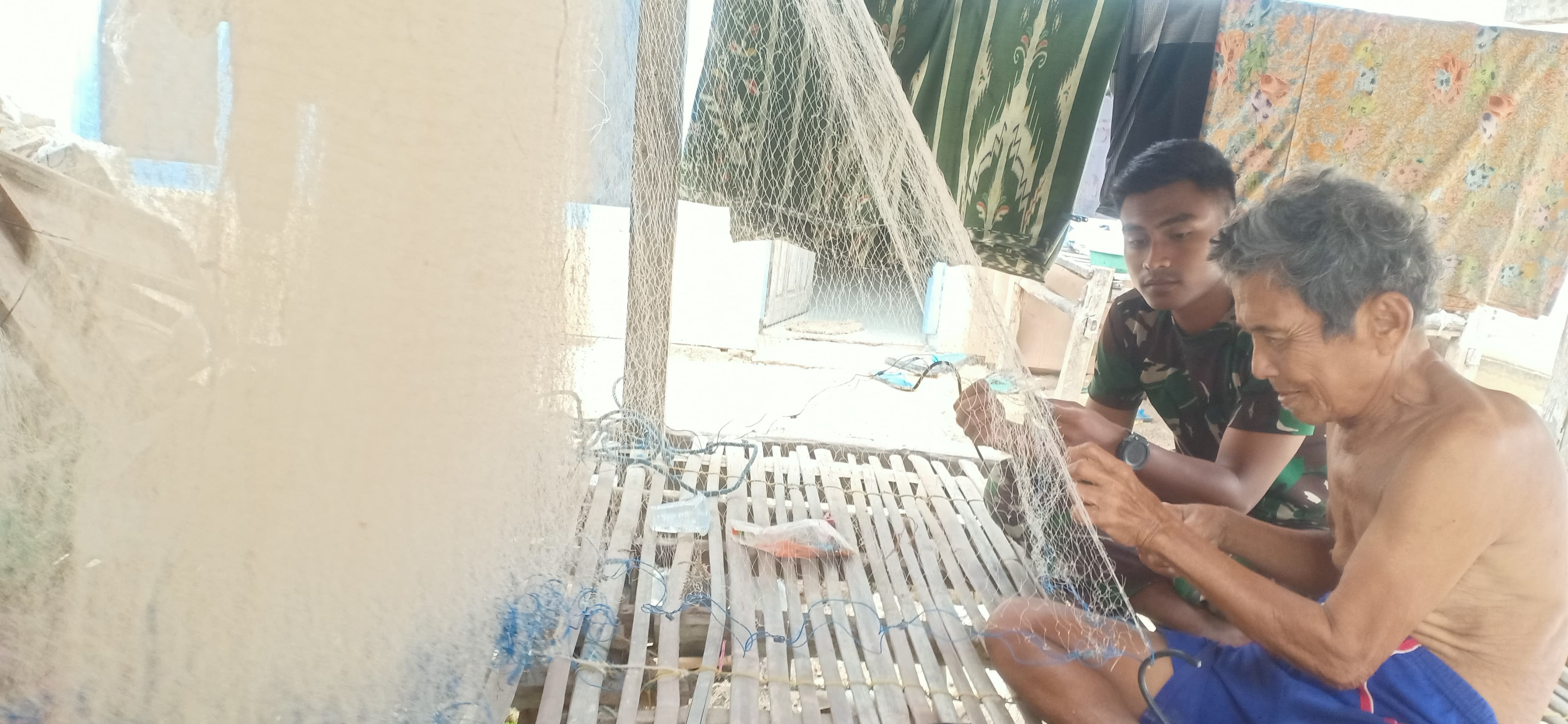 Humanis! Satgas TMMD di Kangean Bantu Nelayan Merajut Jaring Ikan