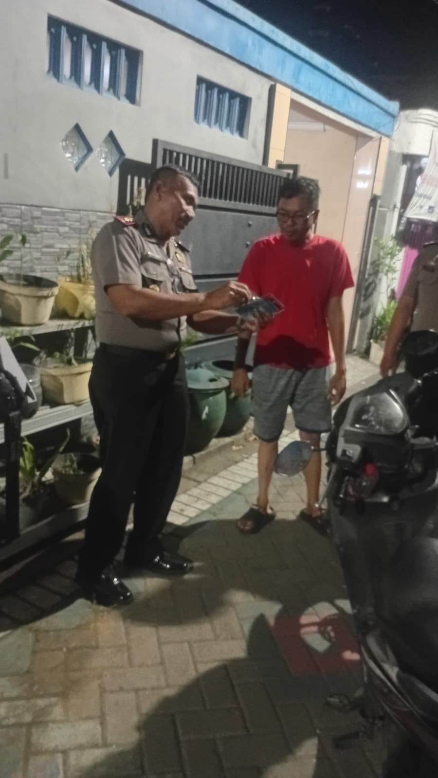 Cegah Maling Motor, Kapolsek Krembangan Blusukan Bagi Kunci Ganda ke Warga 