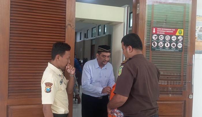 Warga Ngasem Kediri Didakwa Gelapkan Delapan iPhone Pro Max