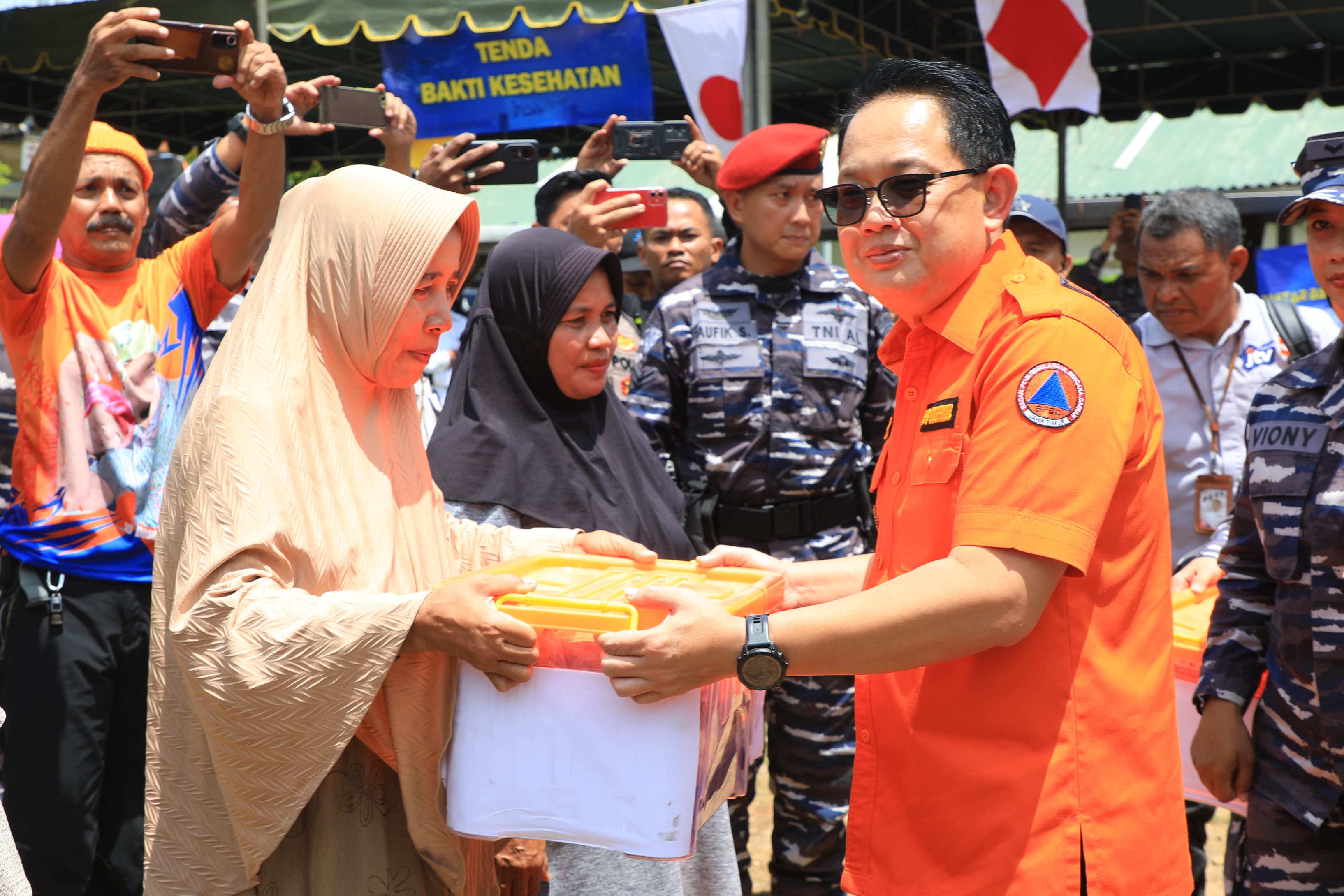Baksos Bersama TNI AL, Pj Gubernur Prioritaskan Kebutuhan Dasar dan Perbaikan Infrastruktur Warga Bawean 