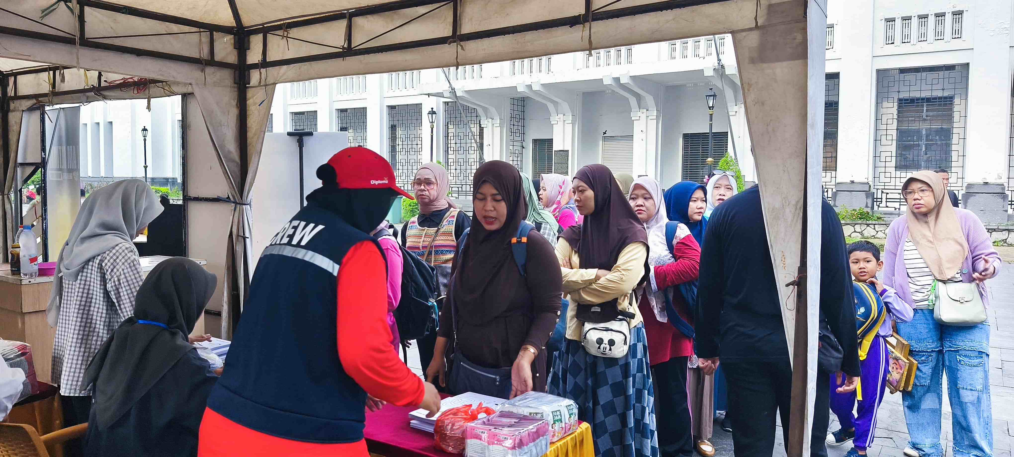 Orang Tua Antusias Daftarkan Buah Hatinya untuk Lomba Mewarnai di Surabaya Fashion Festival 2025