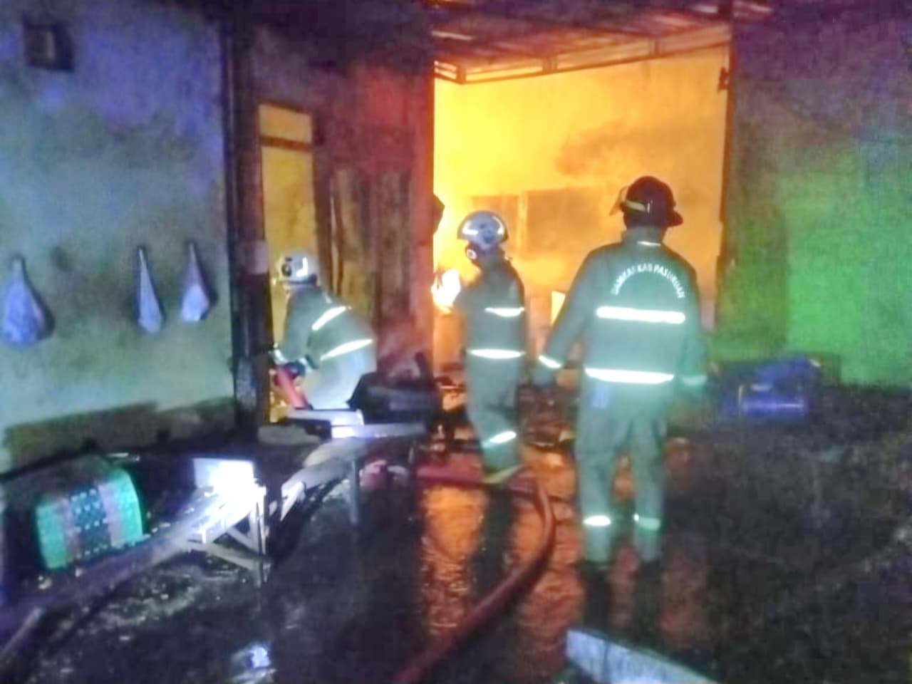 Pabrik Tahu Terbakar, Sambar Tiga Rumah Warga