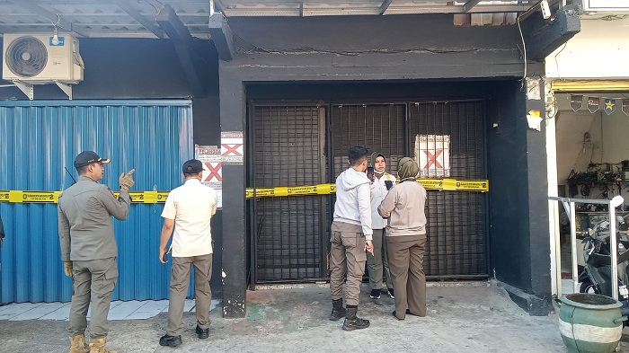 Toko Miras  Pulo Wonokromo Disegel Satpol PP Kota Surabaya