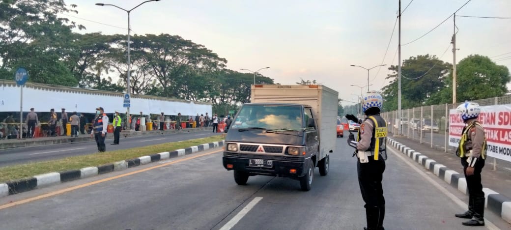 Satlantas Polres Tanjung Perak Tingkatkan Keselamatan Via Pengaturan Lalu Lintas