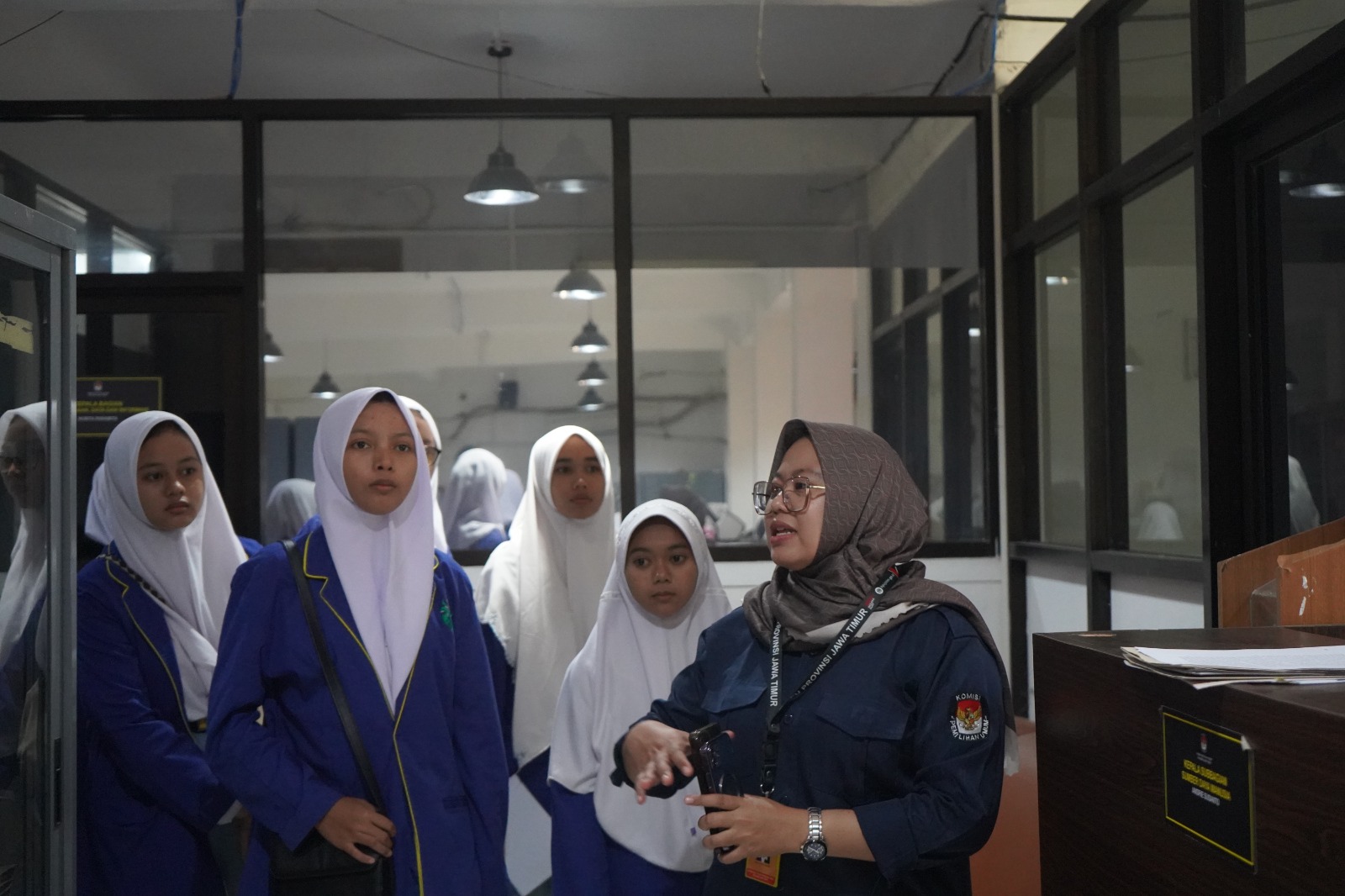 SMK Technopreneurship Muslimah Tuban Belajar Kepemiluan di KPU Jatim
