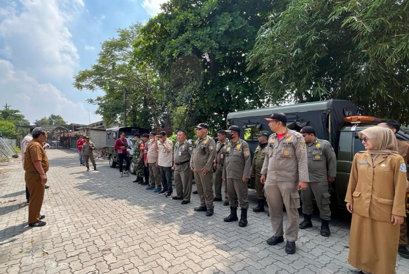 Dinas PU SDA Jatim Tertibkan Bangunan Liar di Sempadan Saluran Kebonagung Surabaya