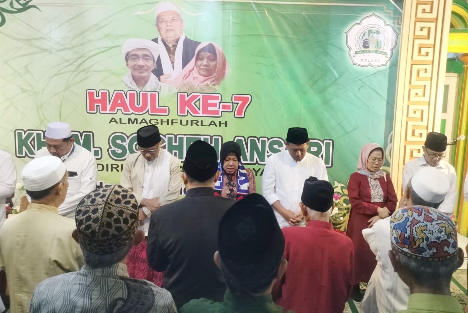 Bersama Ratusan Jamaah, Risma Khusyuk Ikuti Doa Bersama