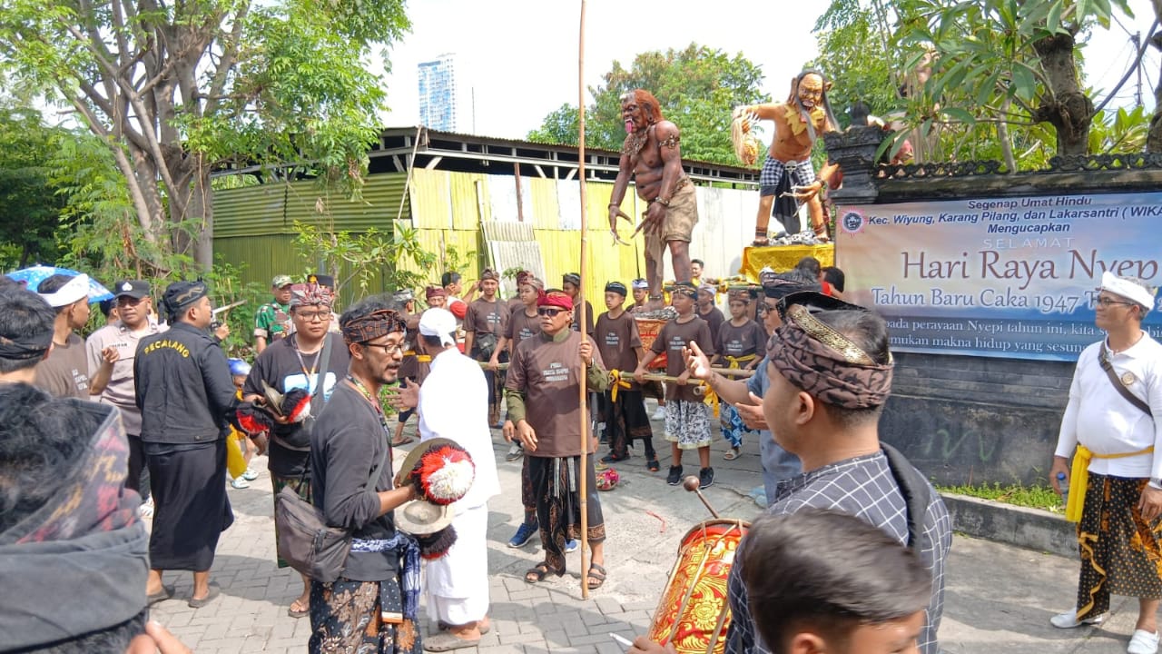 Kapolsek Wiyung Pimpin Pengamanan Pawai Ogoh-Ogoh di Pure Tirta Empul