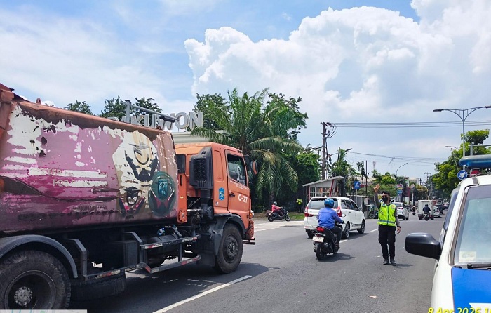 Unit Lantas Polsek Tandes Gerak Cepat Urai Kepadatan Lalu Lintas  Akibat Truk Mogok