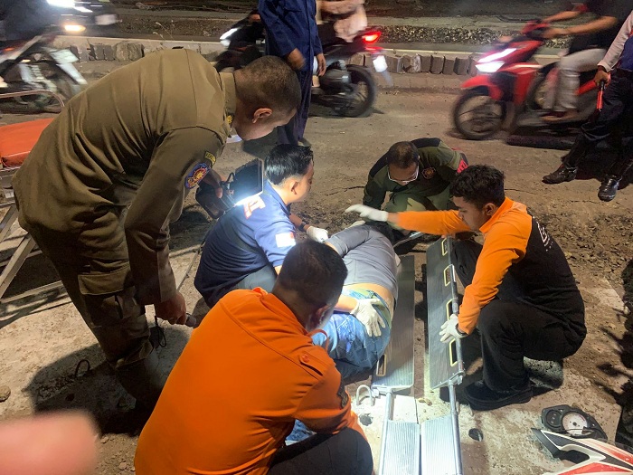 Pemotor Terperosok Proyek Gorong-Gorong  Jalan Raya Satelit Utara Surabaya, Korban Luka