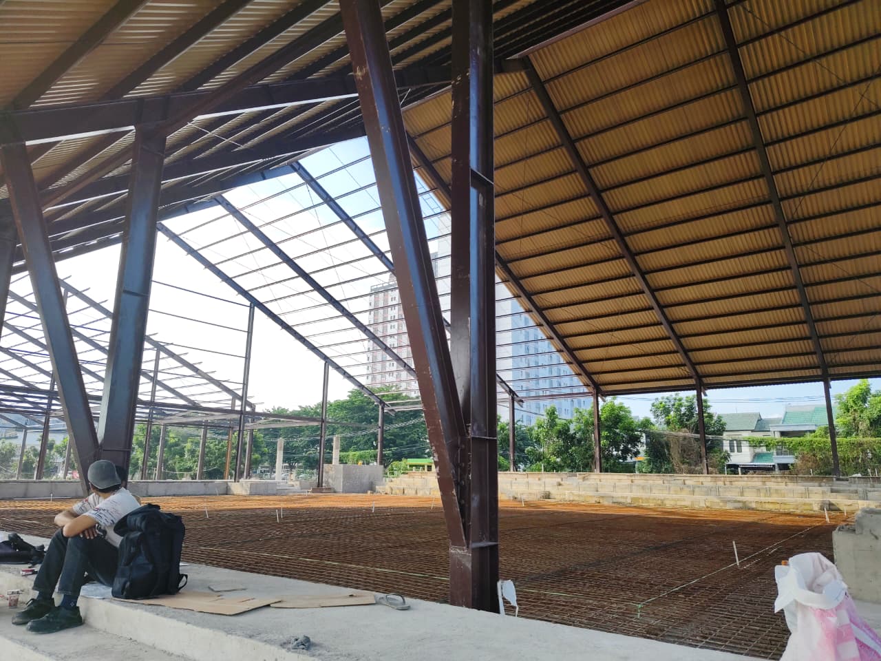 Tak Sesuai PBG dan Caplok Sempadan, Proyek Lapangan Padel di Keputih Disemprit SP3