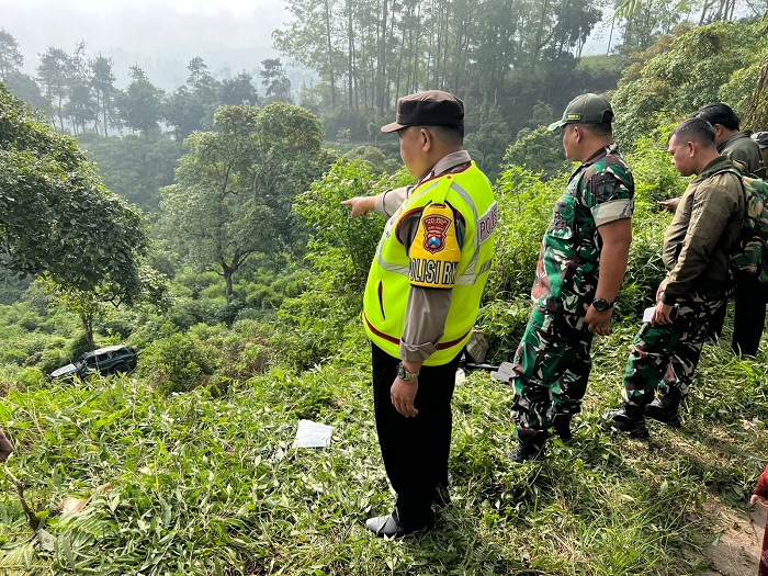 Toyota Land Cruiser Terjun Bebas ke Jurang Ngadas, Diduga Rem Blong