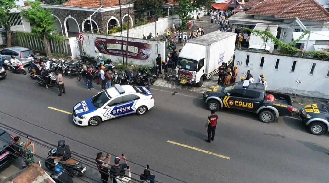 Polres Lumajang Kawal Ketat Distribusi Logistik Pemilu ke Tempursari dan Pronojiwo