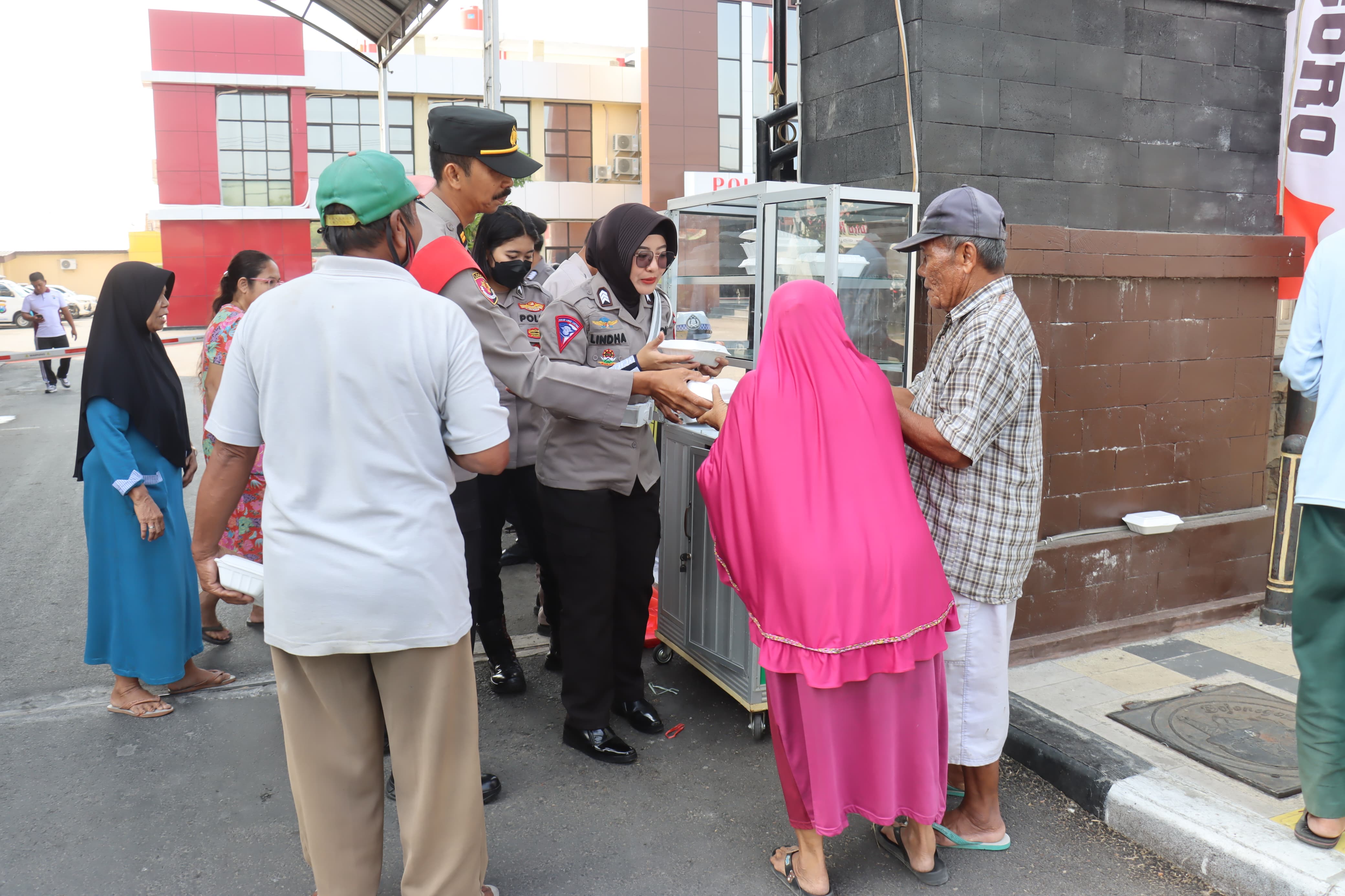 Sarapan Gratis, Polres Bojonegoro Bagikan Puluhan Nasi Kotak