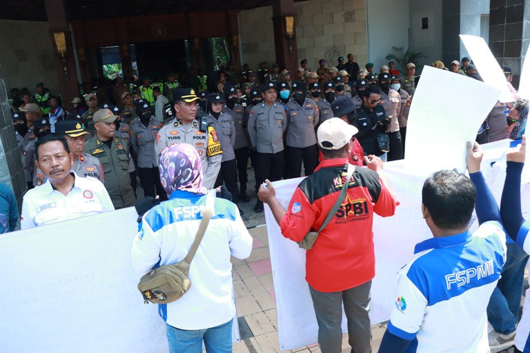 Polres Gresik dan TNI Lakukan Pengamanan Humanis Aksi Buruh Berjalan Damai Kondusif