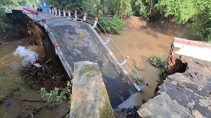 Akibat Hujan Deras Jembatan Antarkecamatan Putus 