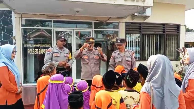Antusiasme Siswa-Siswi RA Al-Hidayah Belajar Tugas Polisi di Polsek Papar