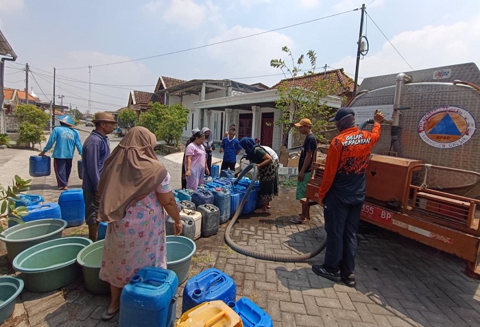 Kekeringan  Ancam 135.619 Jiwa, BPBD  Gresik Terus Distribusikan Air Bersih