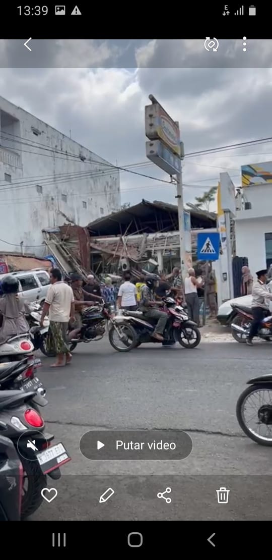 Indomaret Wonokerto Ambruk, Dua Teknisi AC Alami Luka