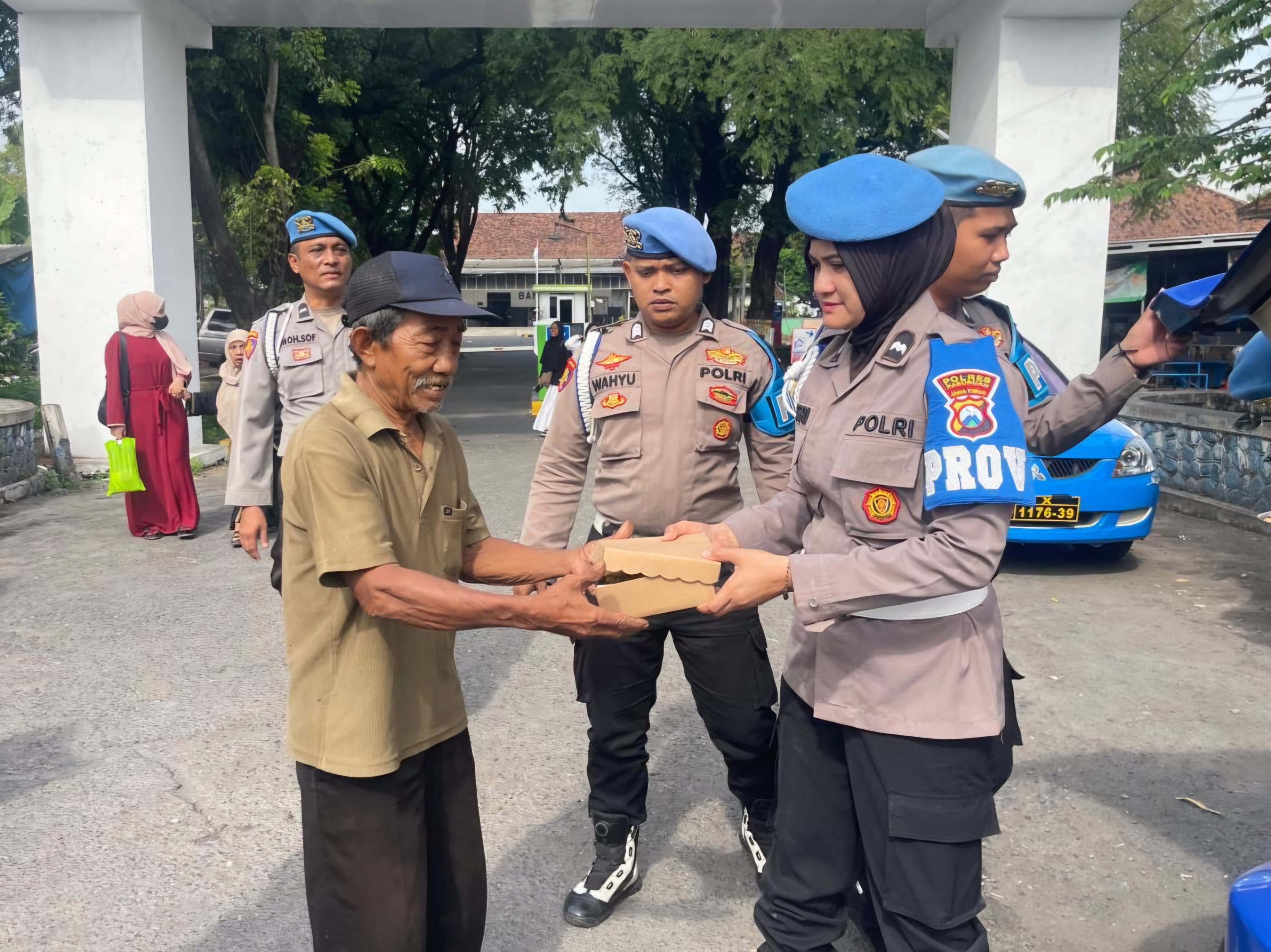 Polres Pasuruan Bagikan Nasi Kotak Jelang Hari Bhayangkara