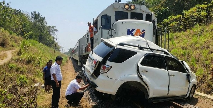 Kecelakaan Maut di Jember, Fortuner Dihantam KA Ijen Ekspres hingga Terseret 2 Kilometer