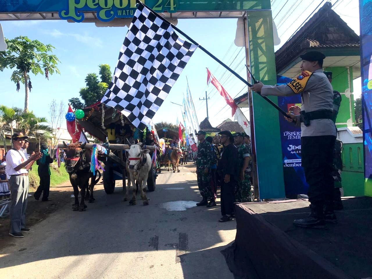 Kapolsek Ambulu Turut Lepas Festival Arak-arak Pegon Menuju Pantai Watu Ulo