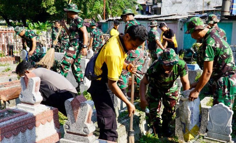 Sambut Hari Bhayangkara, TNI-Polri dan Bonek Sinergi Bebersih Makam Pegirian 